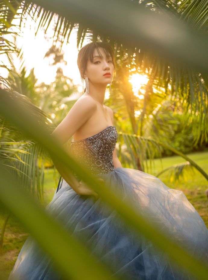 美女魏璐:海风习习,紫色纱裙随风飘逸,椰影中花苞待绽,真美