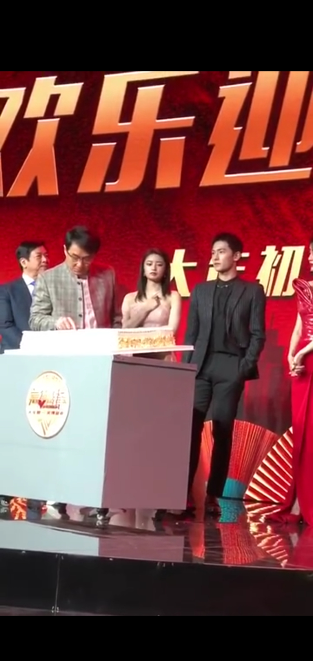 《急先锋》发布现场,成龙杨洋竟然现场偷吃!