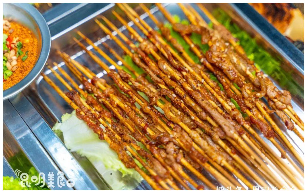 昆明只要三毛的烤串,老板开奔驰去菜市场买肉,自称一人能撸千串