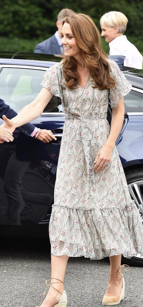 凯特王妃低调造型出席活动印花连衣裙搭坡跟鞋像个邻家小姐姐
