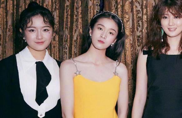 你永远不知道一个女星脸能多小,除非她和李兰迪同框