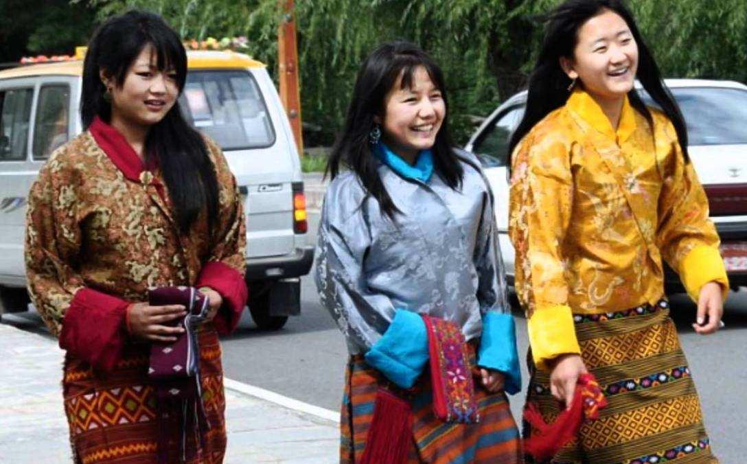 中国这个村庄实行“一妻多夫”，兄弟俩服侍一妻子，看完就明白了|妻子|村庄|一夫多妻_新浪新闻