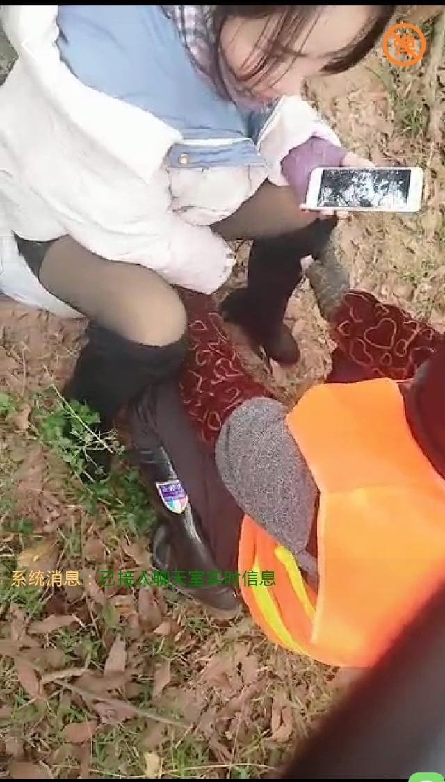 年轻姐妹勾引环卫工大爷,全程直播树林里"打野战"
