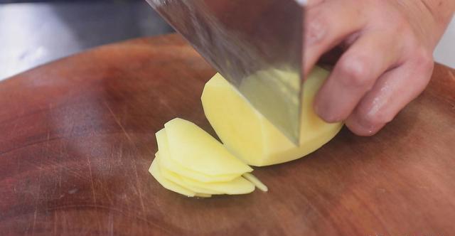 切好的土豆片泡在清水中 小技巧:切好以后用清水泡上以免氧化变黑