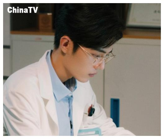 肖战医生剧照曝光后,王一博也穿上了"白大褂",这是心有灵犀?