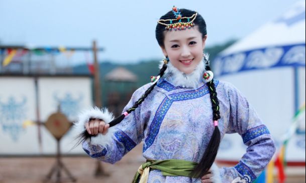 何花在古装剧《大玉儿传奇》中饰演海兰珠一角,何花的这张海兰珠的