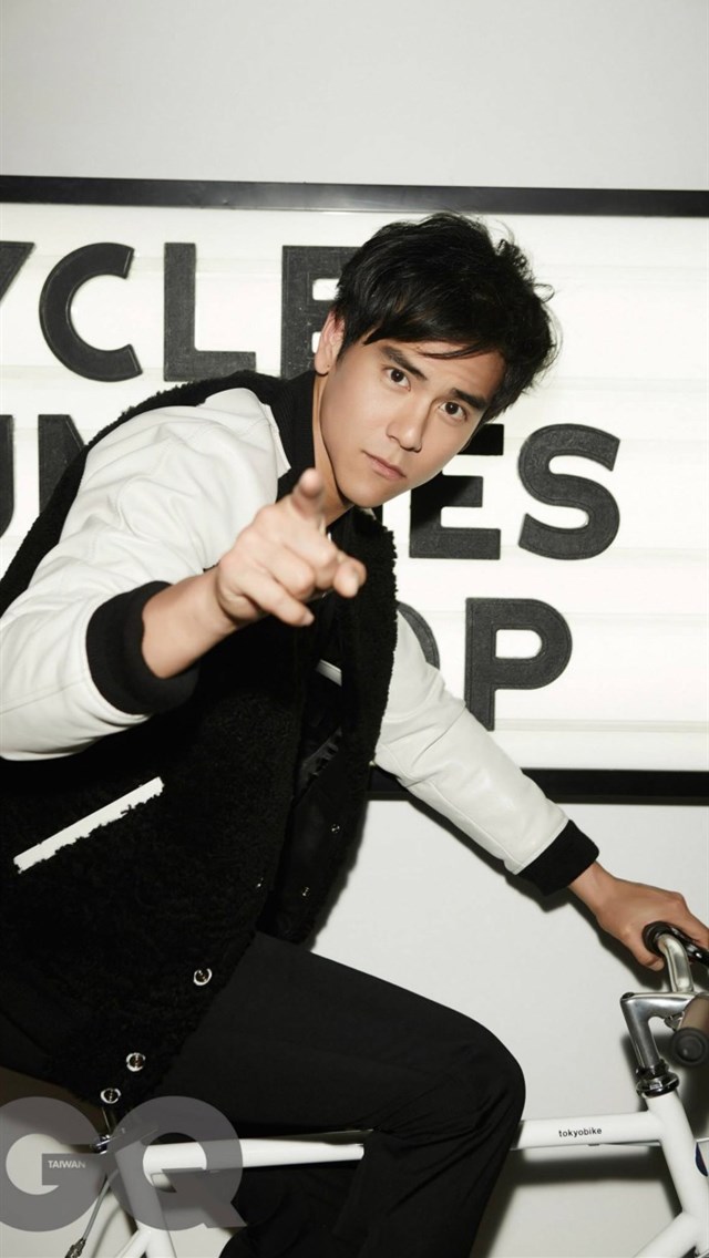 成熟有魅力的型男彭于晏运动风时尚写真