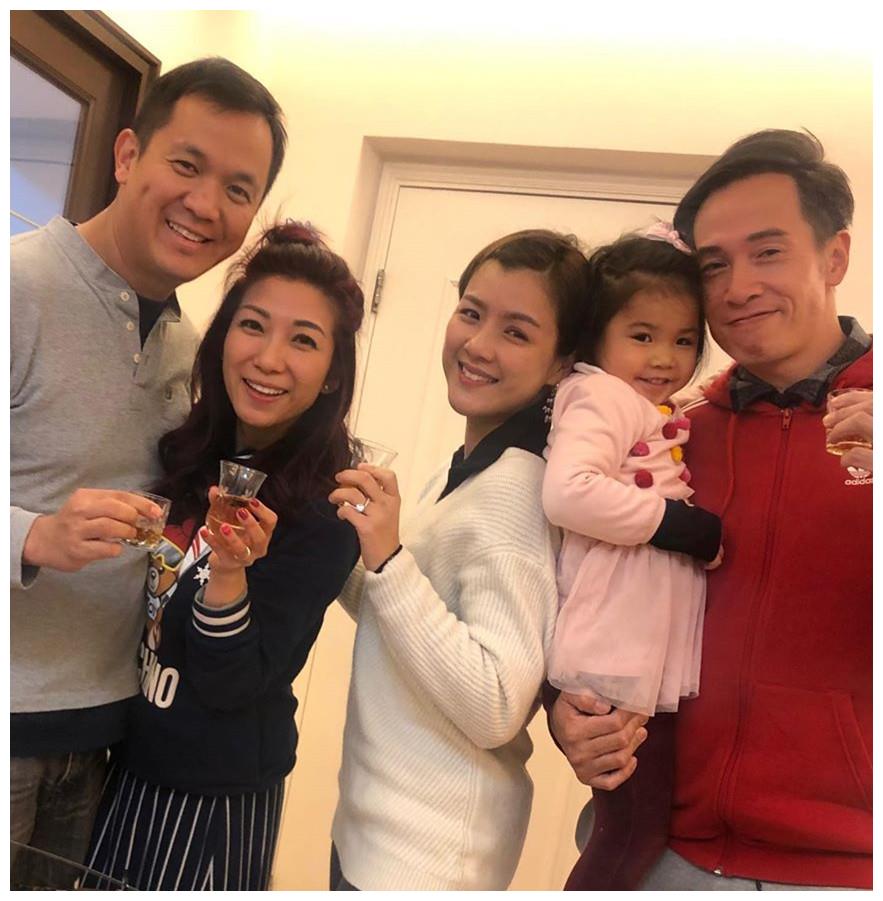 陈豪夫妇过年聚会,38岁妻子陈茵媺笑容甜美,4年生3胎身材仍出众