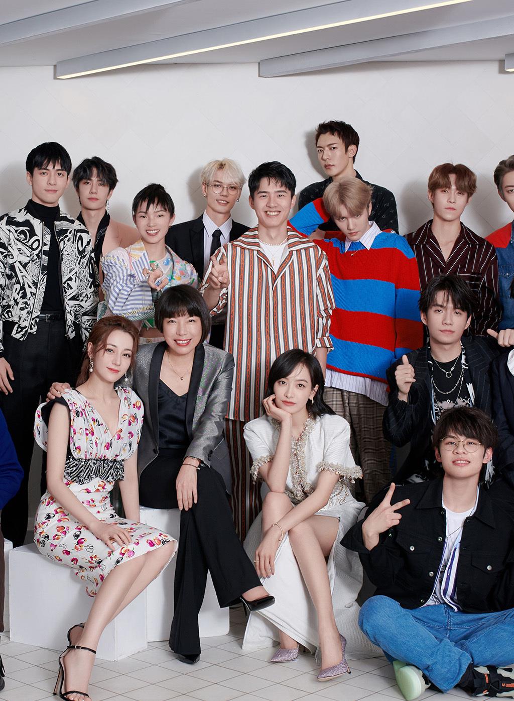 时尚明星派对迪丽热巴宋茜稳站c位王菊一袭金色独自闪耀