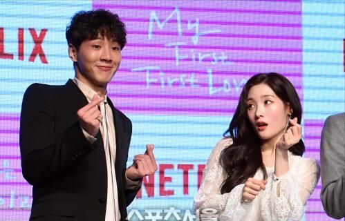 因为初恋是第一次发布会现场金志洙郑采妍郑振永养眼