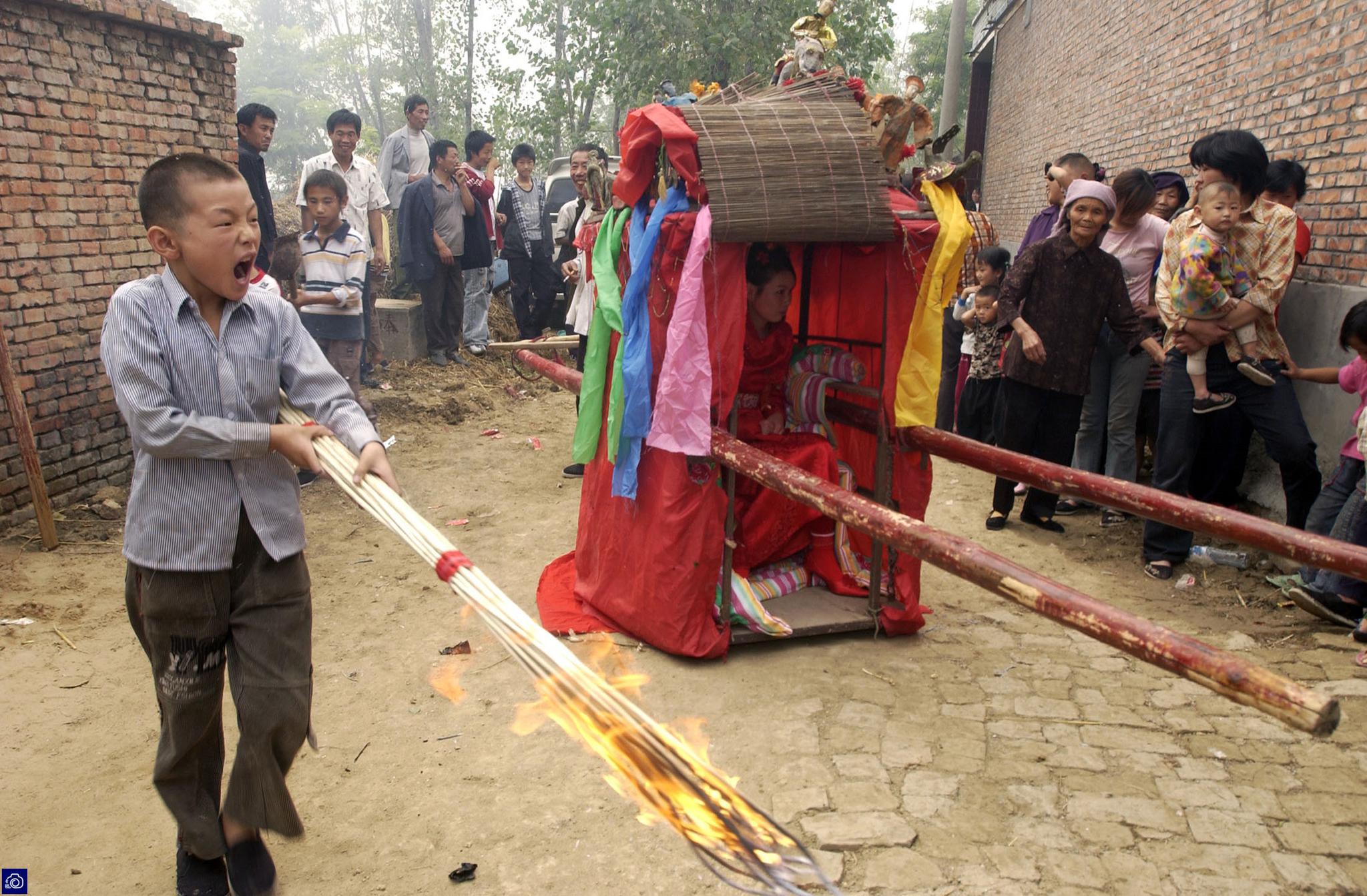 农村女孩披红盖头坐花轿出嫁途中50人争睹芳容礼金最少仅10元