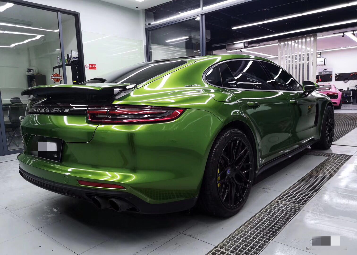 炎热夏天里的一抹绿 保时捷971 改色曼巴绿-新浪汽车