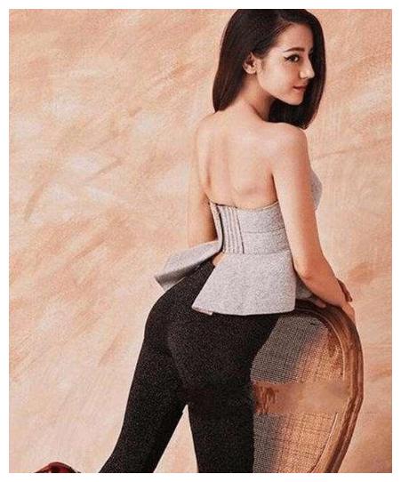 迪丽热巴身材匀称完美,"蝴蝶臀"抢镜,坚持健身的成果