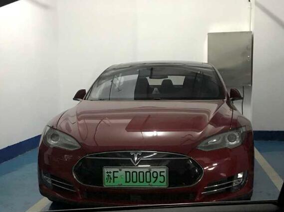 南通某地库实拍特斯拉models,车牌"00005"亮了!