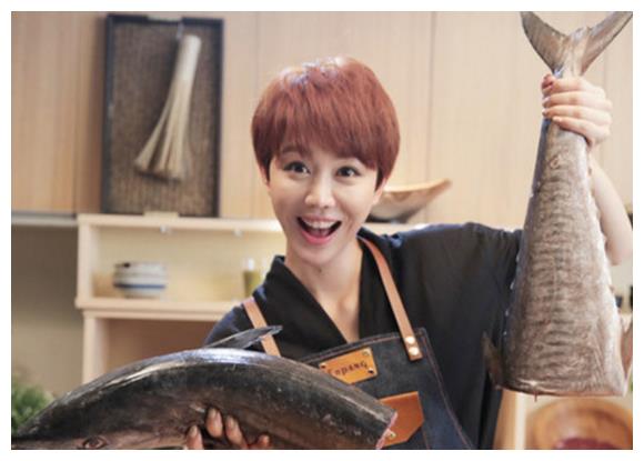 姜妍:清爽的短发加上笑起来的酒窝,说不出来的甜美