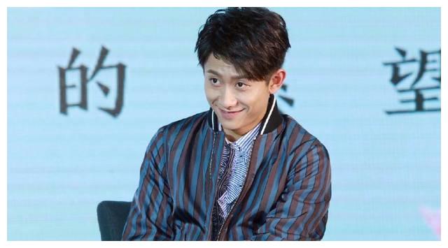 在微博之夜,张一山再现"山式比心",何炅激动鼓掌,台下的三小只纷纷来