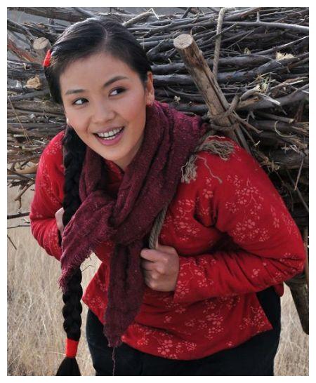 搭红围巾麻花辫,真的形象.