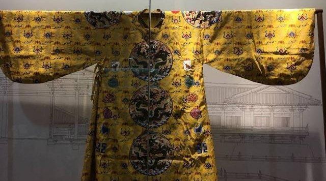 明清两朝龙袍出土文物对比：谁更符合您的审美、更胜一筹？_新浪新闻