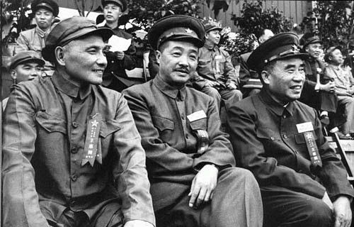 珍贵的共和国十大元帅们合影照,元帅们肩并肩站一起,看向镜头_新浪新闻