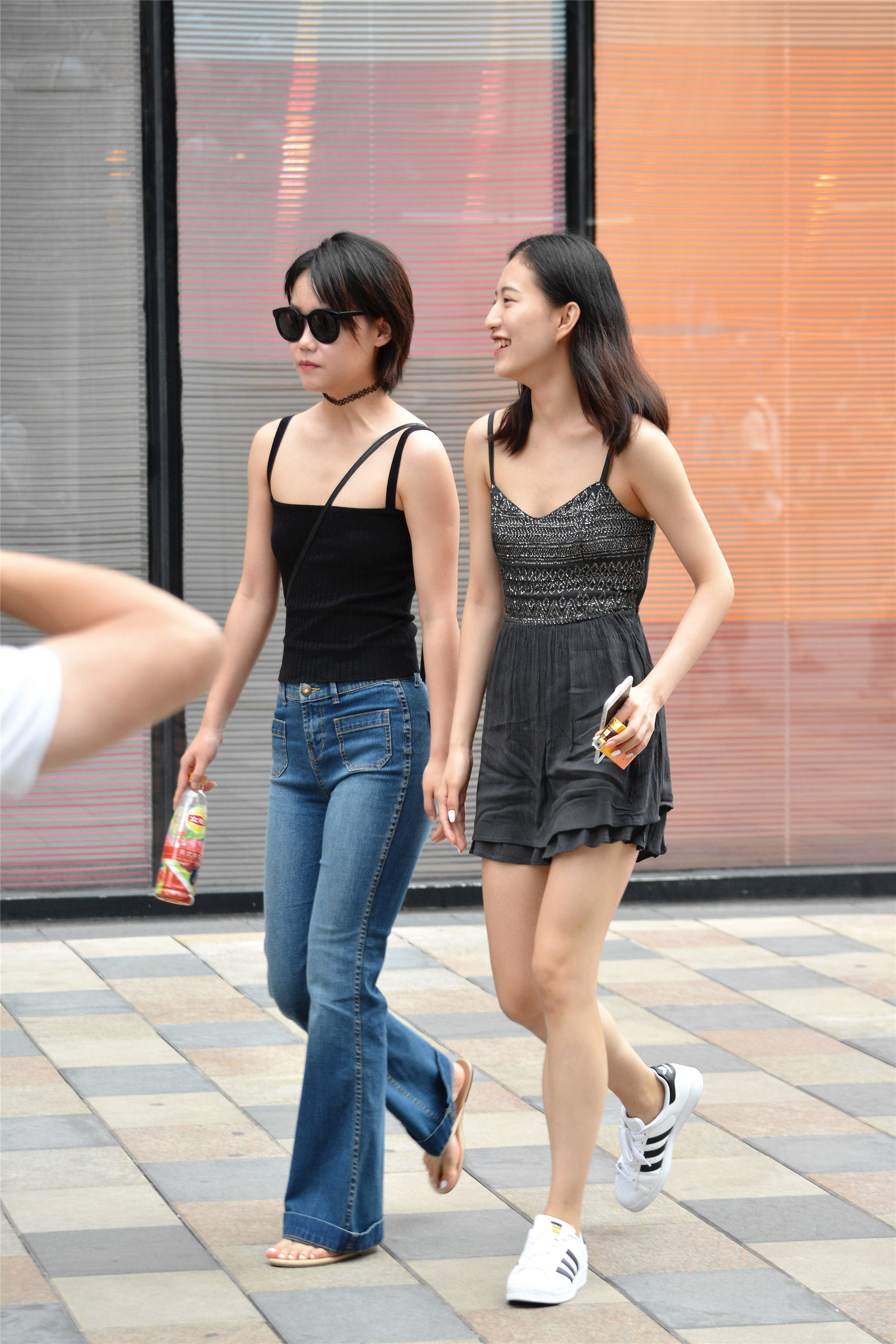 闺蜜都穿着吊带却搭配出不一样的风格来