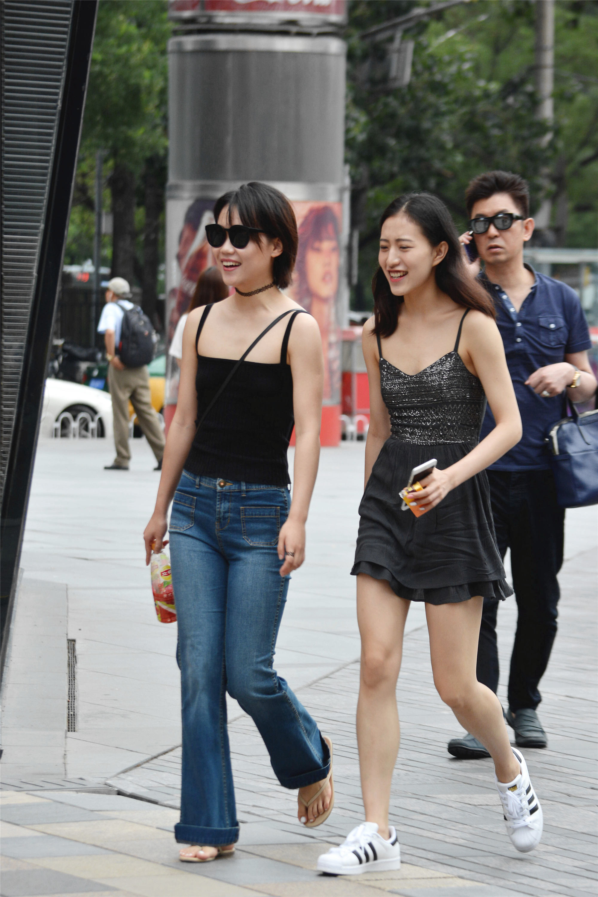 闺蜜都穿着吊带却搭配出不一样的风格来