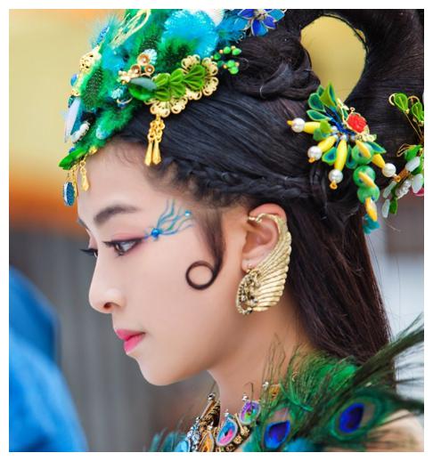 戴羽毛头饰的古装美人,个个都美出天际,谁知看到杨幂却画风突变