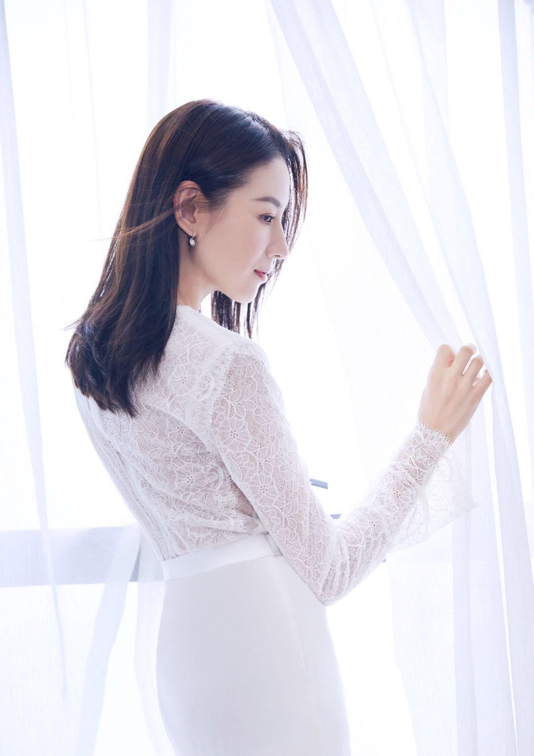 39岁董洁时尚感爆棚,六套造型登杂志封面,美得惊艳又高级!