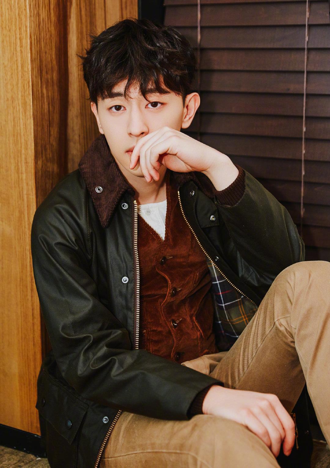 邓伦穿皮衣上节目,一派绅士风范!穿衣品味是真好