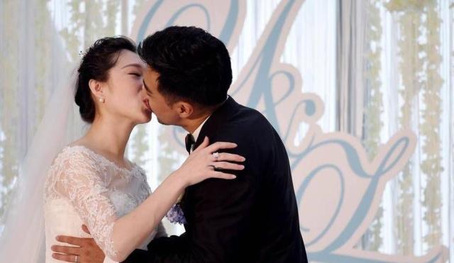 中国花滑女神因二次发育被迫退役,婚礼上挽起秀发身材傲人|张丹|张昊