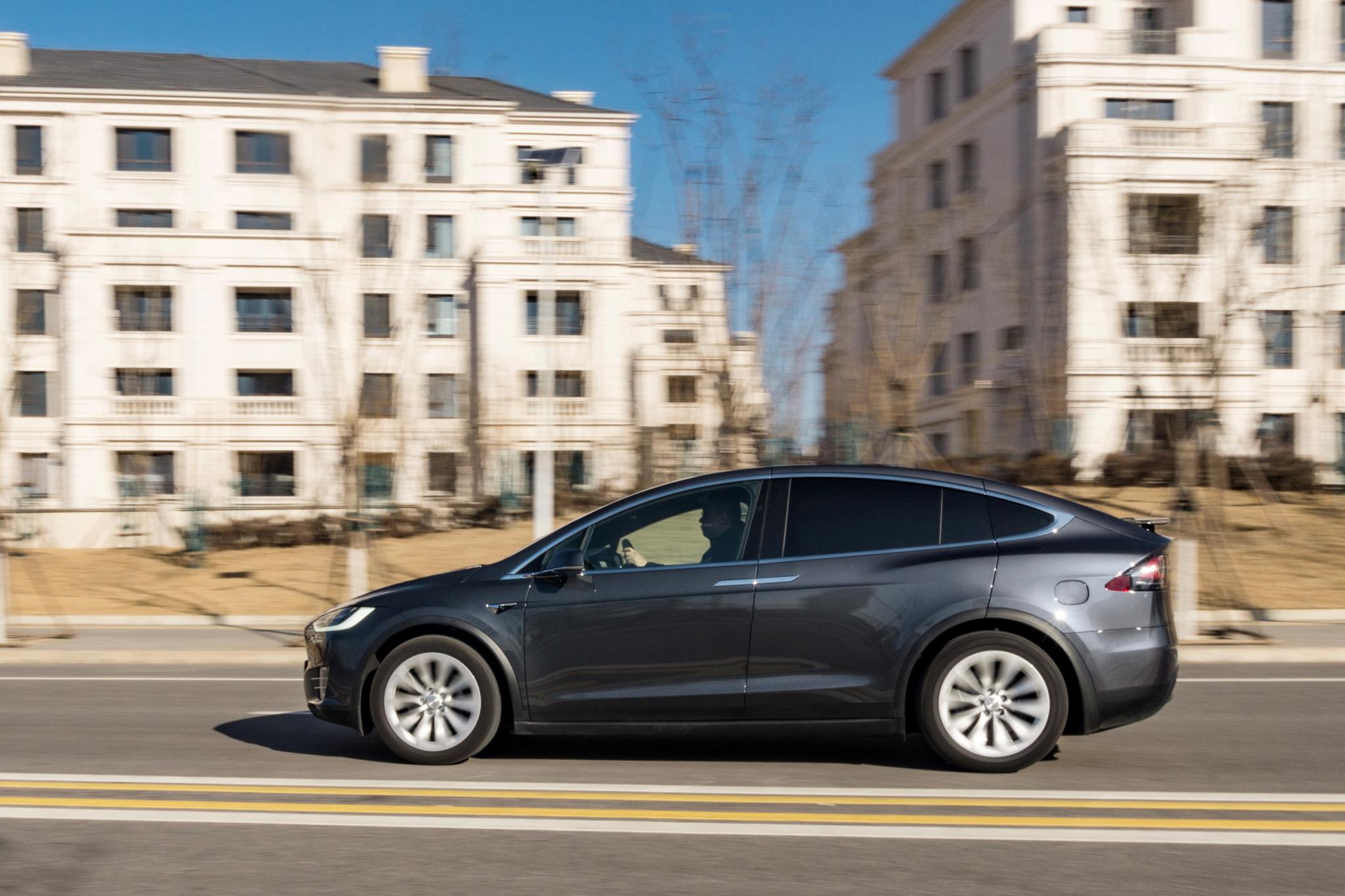 特斯拉model x 100d 科技便利为第一目的