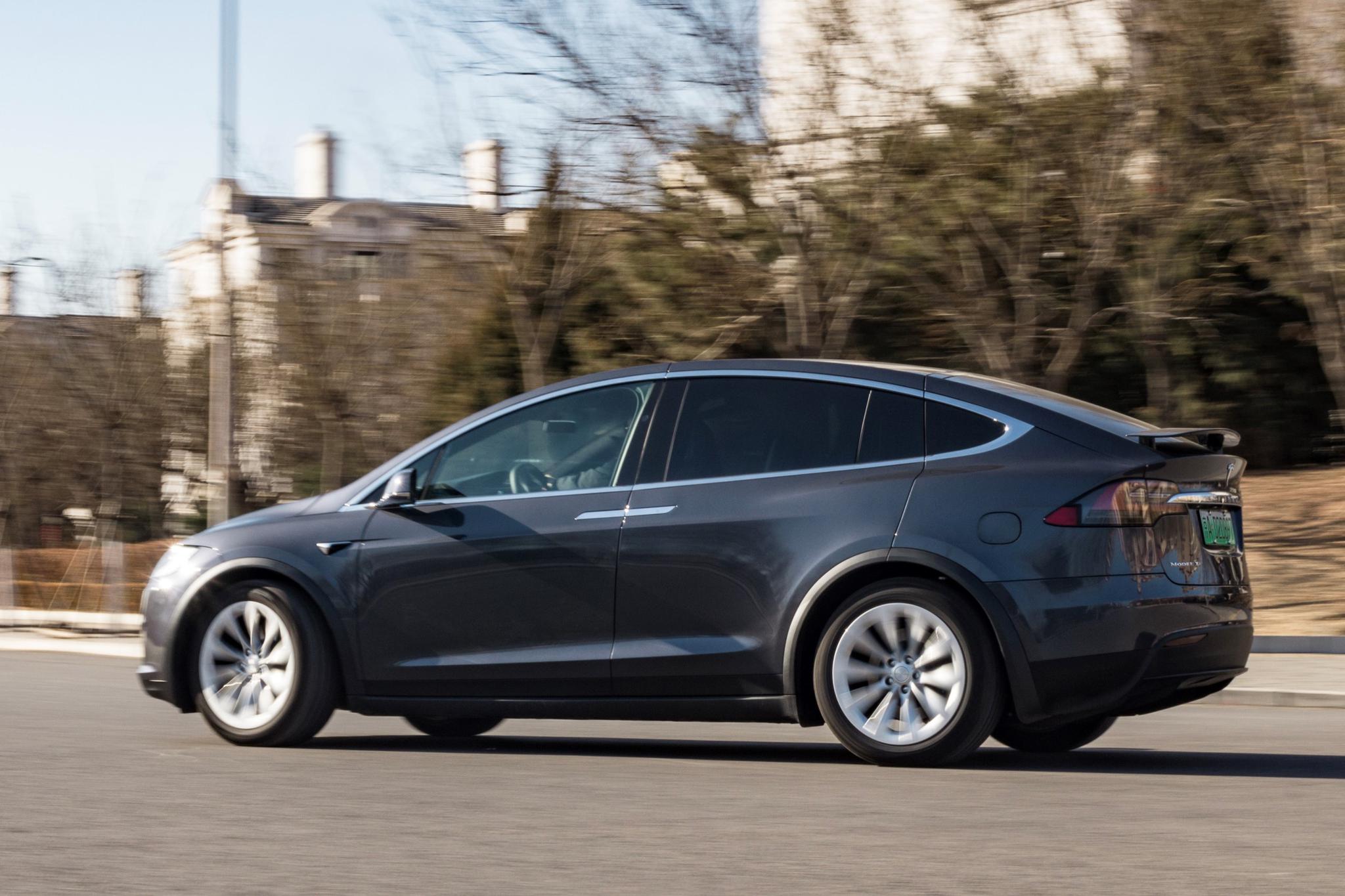 特斯拉model x 100d 科技便利为第一目的