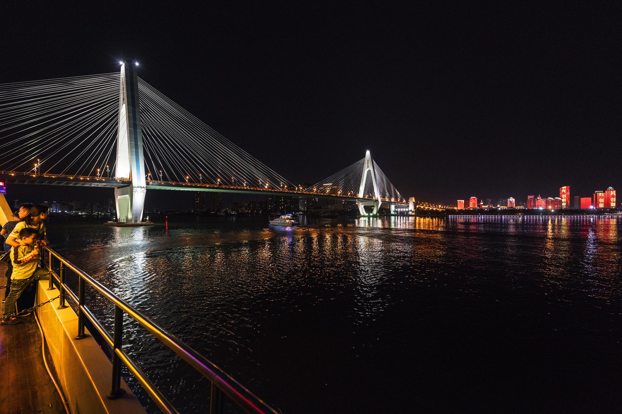 乘游艇夜游海口湾感觉真好|海口湾|游艇|秀英港_新浪新闻