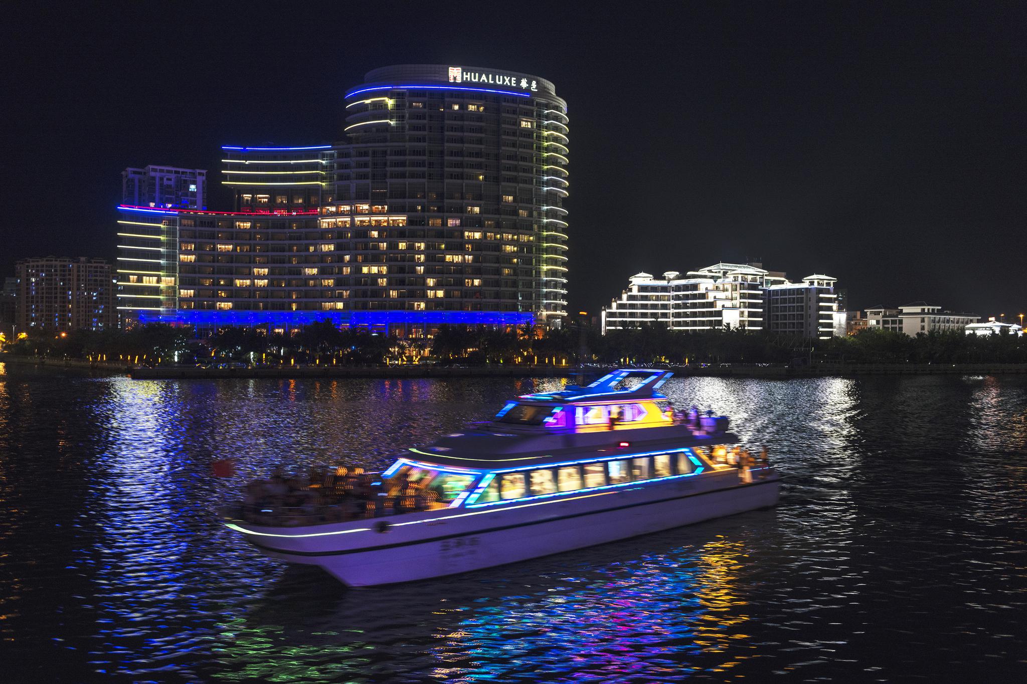 乘游艇夜游海口湾感觉真好