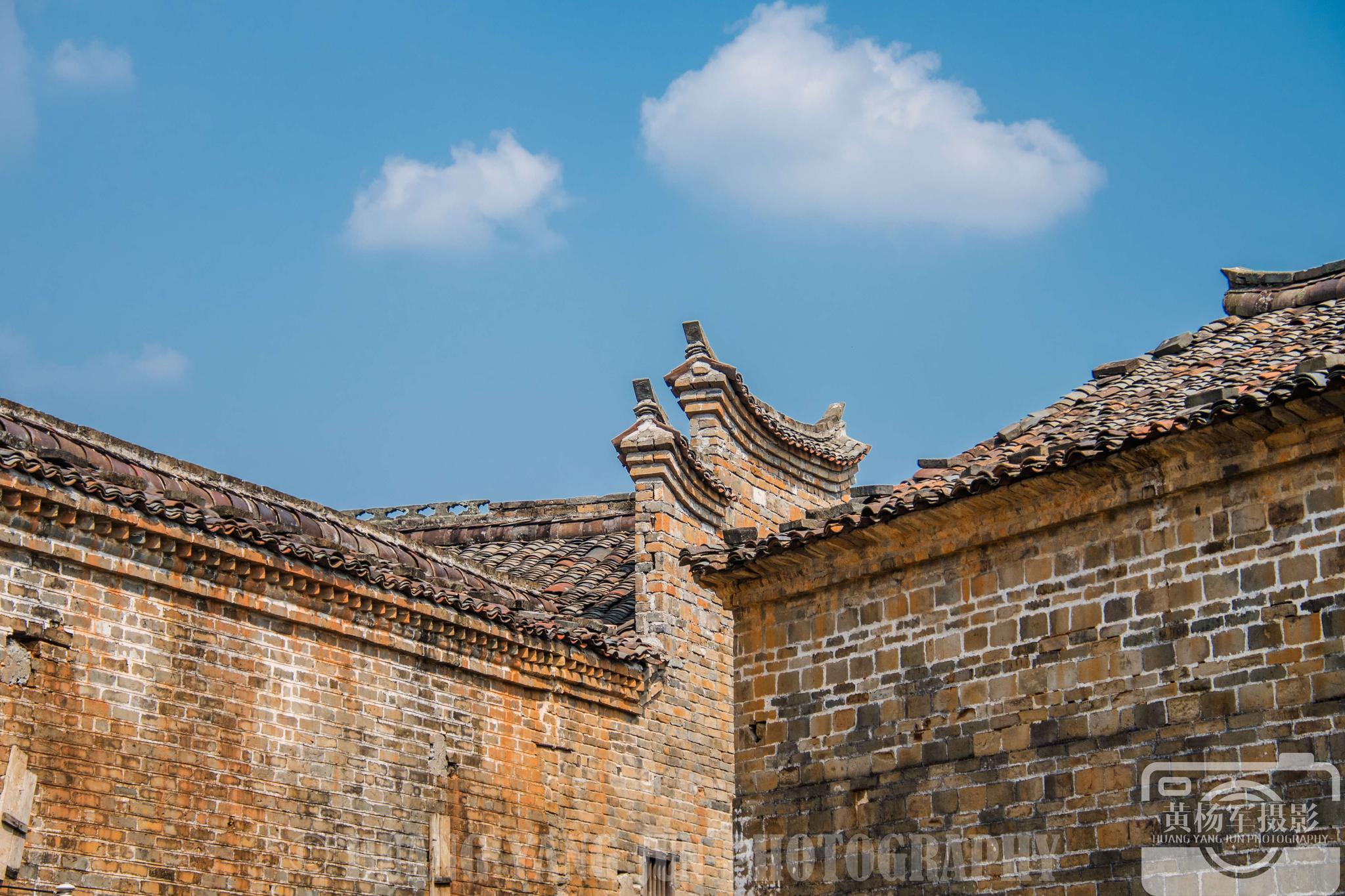 蓝天白云下兴国县高多村的青砖马头墙