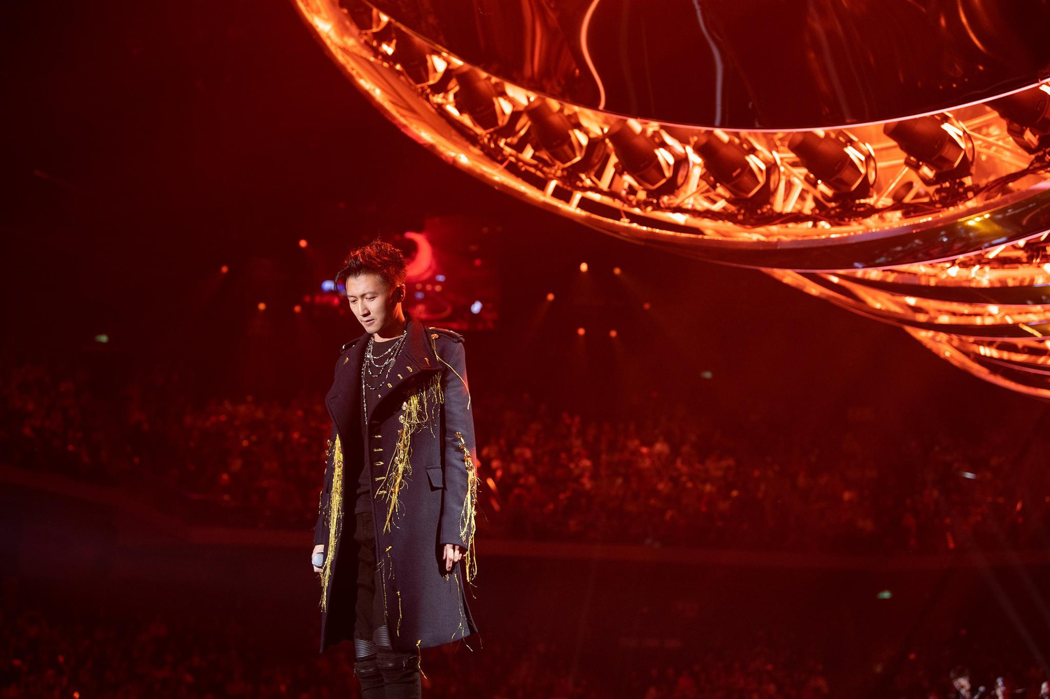 谢霆锋江苏卫视跨年演唱会 改编版《谢谢你的爱2019》燃爆全场