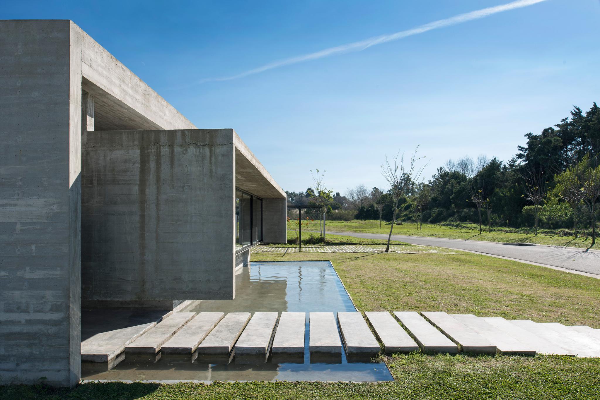 阿根廷获奖建筑作品,门前的水塘成为光线魔术师|水池|水塘|建筑_新浪