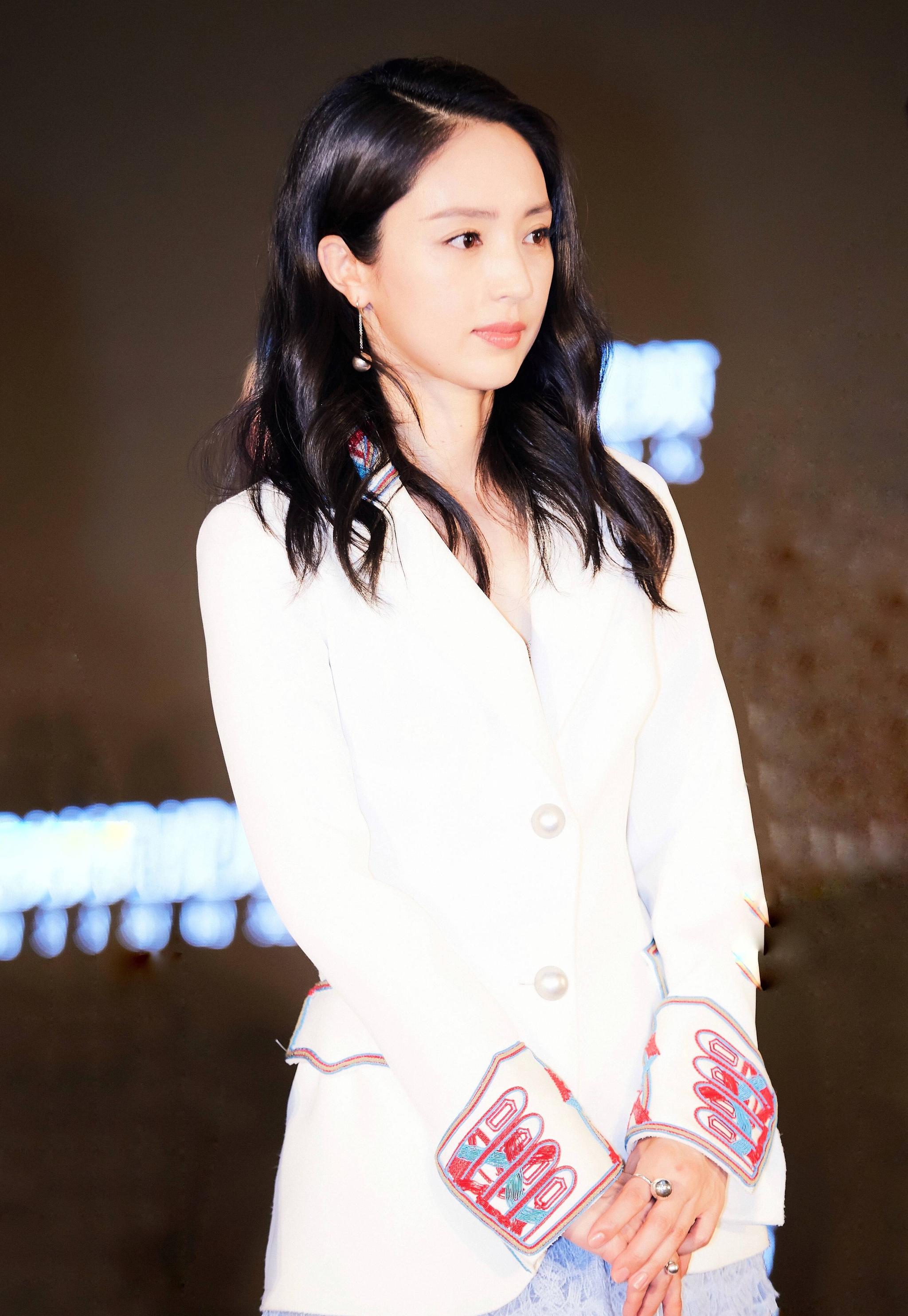 董璇出席活动一袭白色西装搭配裙子长发披肩温柔优雅