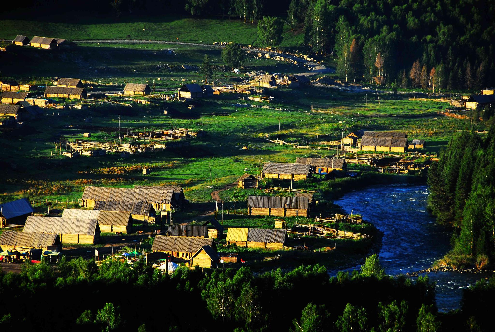 禾木村位于新疆布尔津县喀纳斯湖畔是图瓦人的集中生活居住地