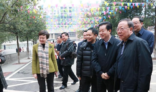 oppo老总陈明永回万源中学参与建校90周年成果展现活动