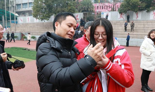 oppo老总陈明永回万源中学参与建校90周年成果展现活动