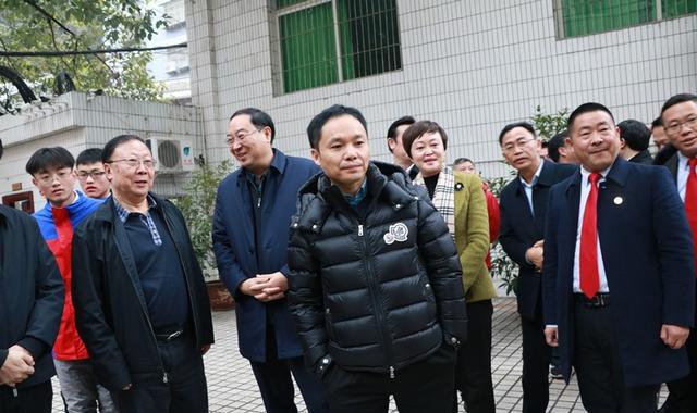 oppo老总陈明永回万源中学参与建校90周年成果展现活动