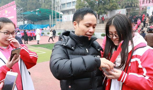 oppo老总陈明永回万源中学参与建校90周年成果展现活动