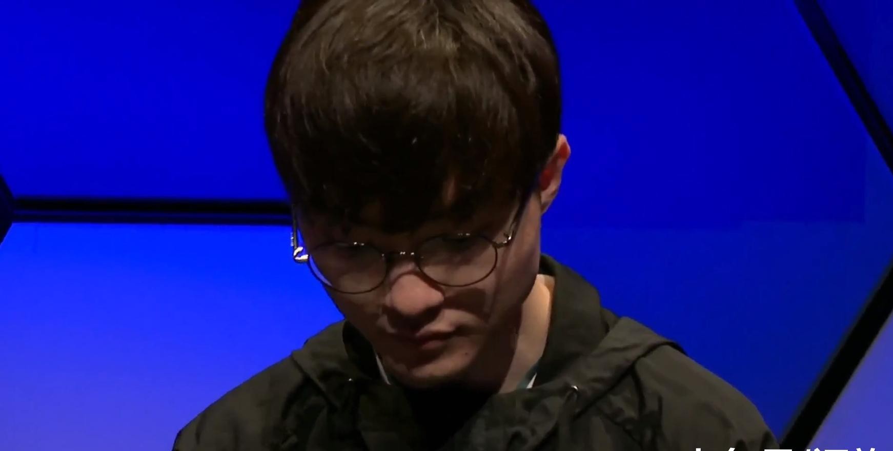 惨败给lpl之后faker再一次现场落泪神情落寞让所有观众心疼