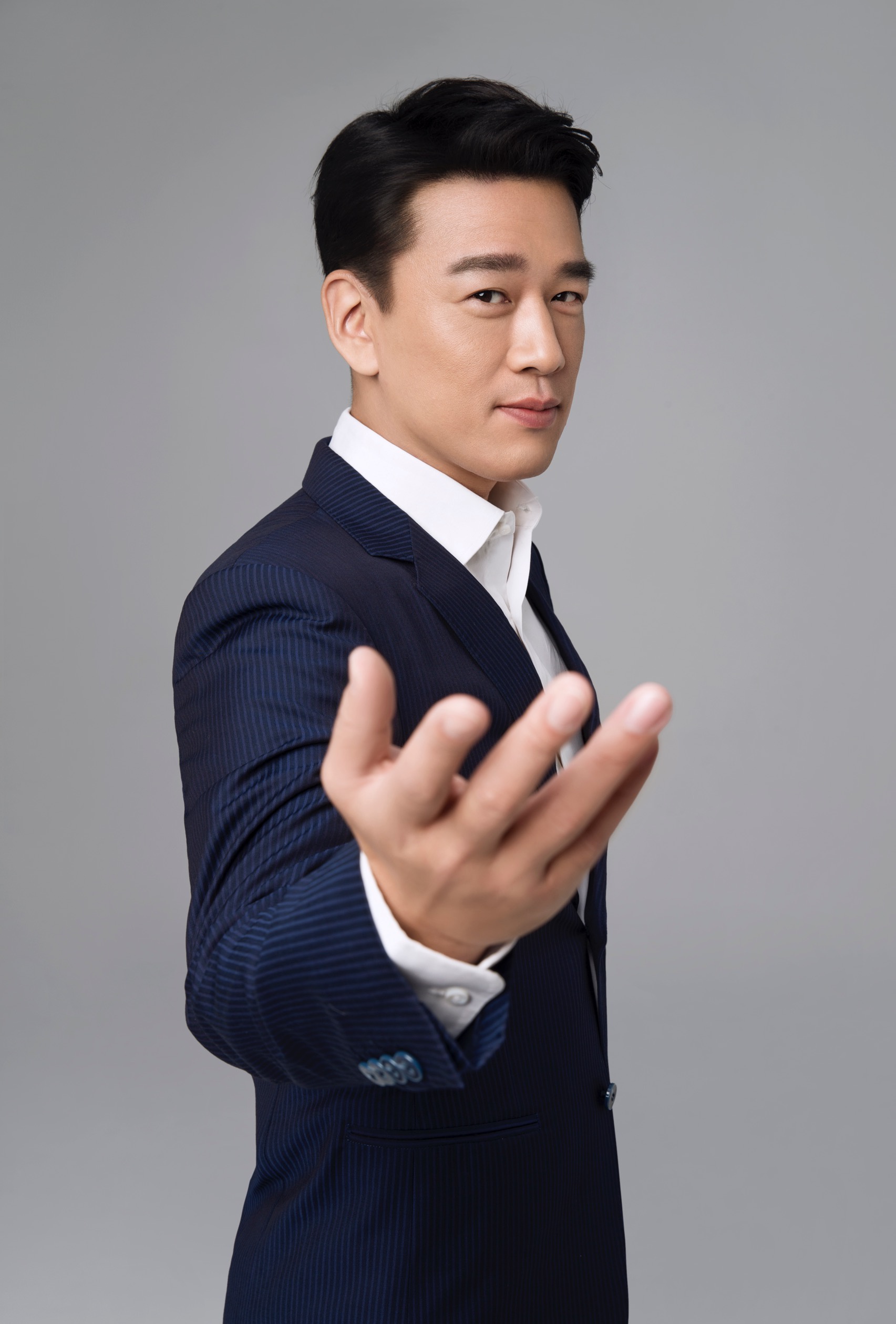 的金牌律师邓凯文,不同类型的角色都能精准演绎,让观众看到了演员王耀