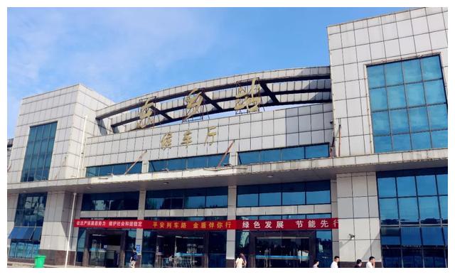 江西抚州市东乡火车站,默默地承载来往人流远行与归家的梦