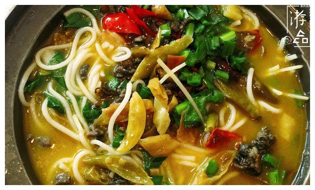 泡椒对重庆人的独特吸引力,不仅用来制作凤爪,就连米线也没放过