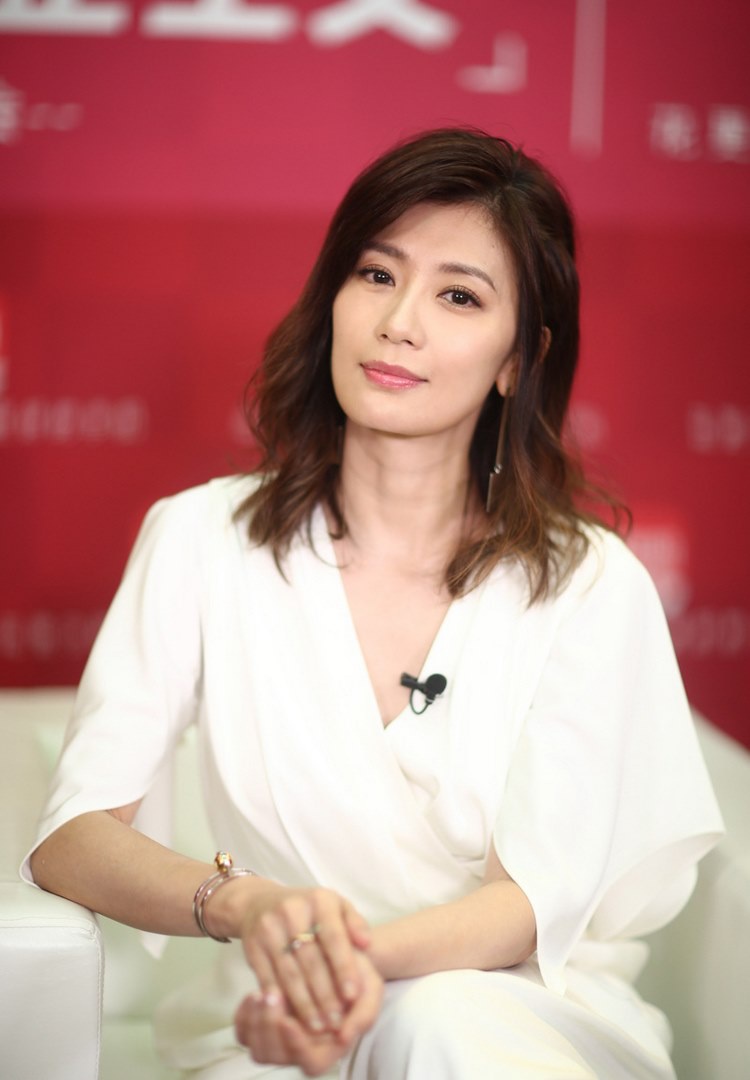 成熟女神贾静雯简约长裙治愈笑容养眼明星写真