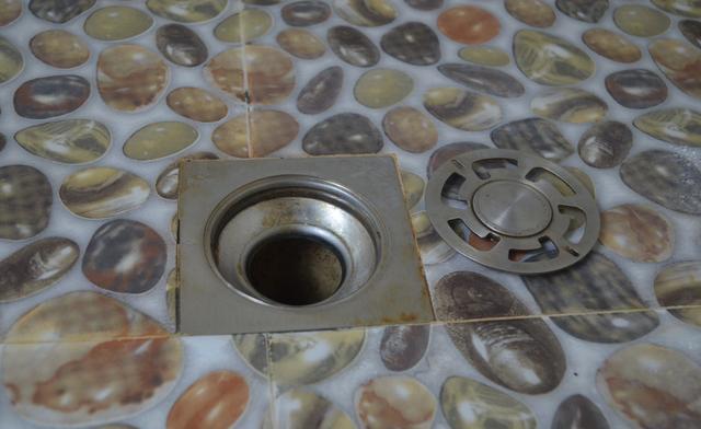 地漏下水道臭味难闻,一个塑料瓶轻松搞定烦恼,省钱又实用