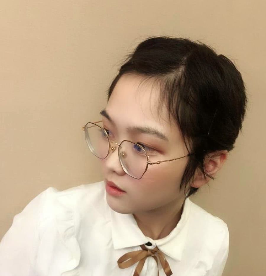 在这次的直播间中,邀请到了虎牙有名的主播烤羊腿做客评论