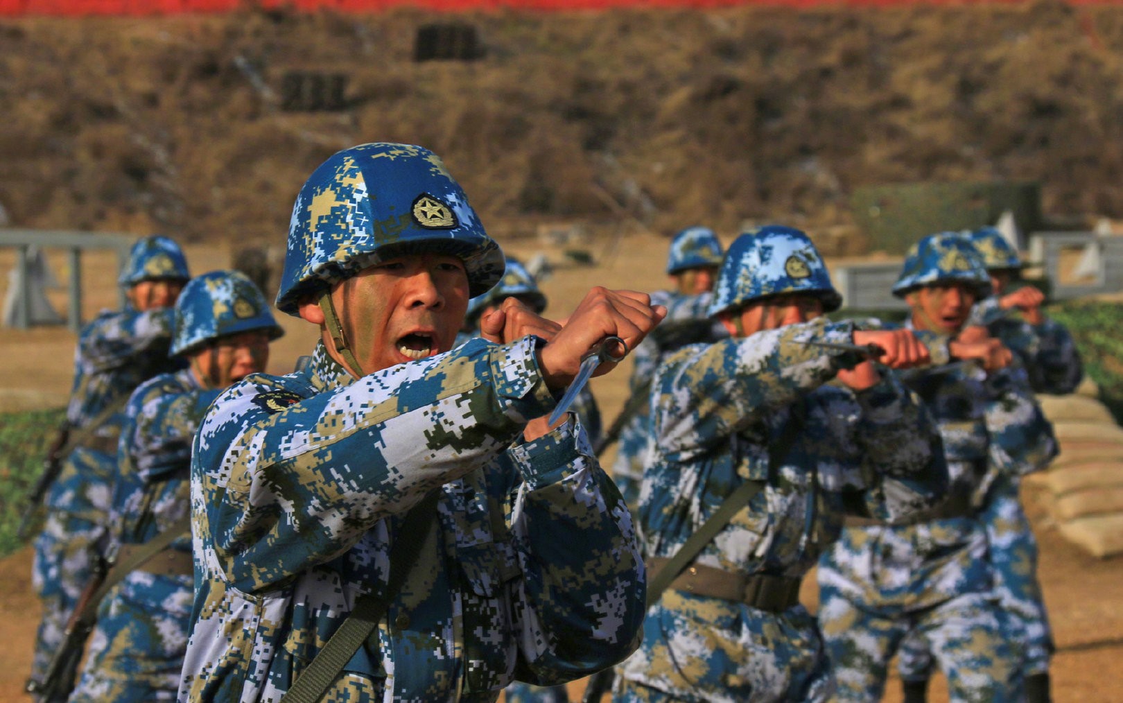 新兵授衔仪式暨入伍训练结业典礼，数千名新兵接受检阅！|新兵|授衔|结业_新浪新闻